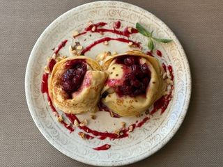 Млинці з вишнею та заварним кремом (250g)