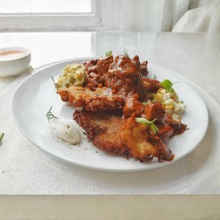 PLACKI ZIEMNIACZANE 2 SZT Z GULASZEM PO WĘGIERSKU + SURÓWKA