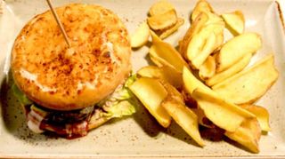 Panino hamburger, sottiletta, insalata, pomodoro