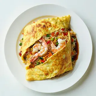 131 - Omelette, Riso Saltato Con Frutti Di Mare E Soia, Avvolto Con Una Omelette