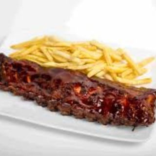 Costilla a la barbacoa con patatas