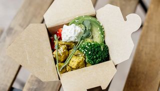 Боул з кус-кусом, овочами та куркою