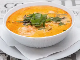 Zupa Tom Yum z mleczkiem kokosowym