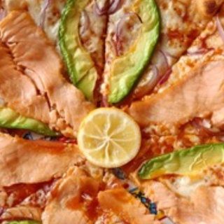 Pizza cu somon si avocado