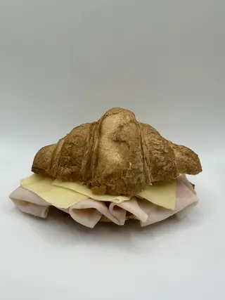 Croissant Con Mantequilla, Pavo Y Queso