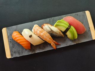48A. Nigiri Variado