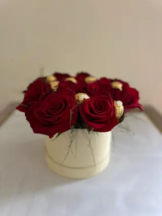 Arranjo de 10 Rosas e Chocolates