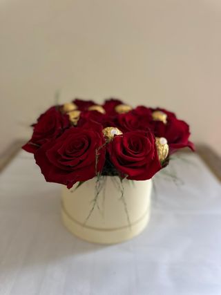 Arranjo de 10 Rosas e Chocolates