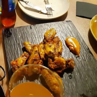 Alitas De Pollo A La Brasa Con Salsa Picante 