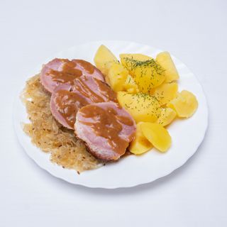 GOLONKA peklowana z zasmażaną kapustą