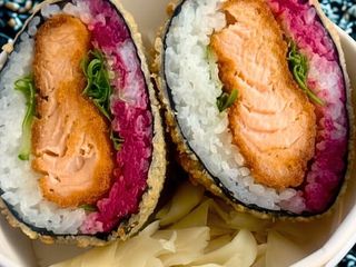 Duży burger sushi z smażonym łososiem