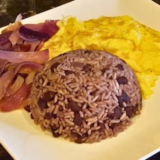 Casamiento (Arroz con Frijoles), Guarnición