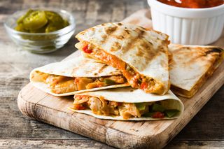 Quesadilla de Pui cu cartofi prăjiti si sos de ardei dulce food