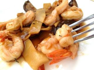Gamberi con bambù e funghi