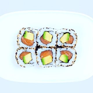 Roll salmon con aguacate