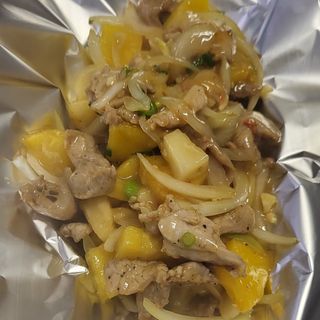 Wieprzowina z ananasem i cebulą