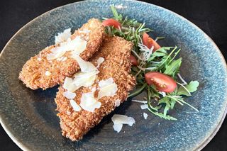 Snitel din piept de pui in crusta aromatizata si parmezan