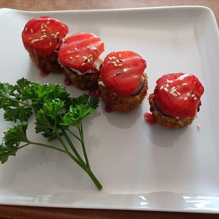 S9 MAKI SALMAO FRITO COM MORANGO 