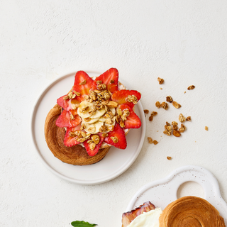 Roll Morango, Banana e Granola 