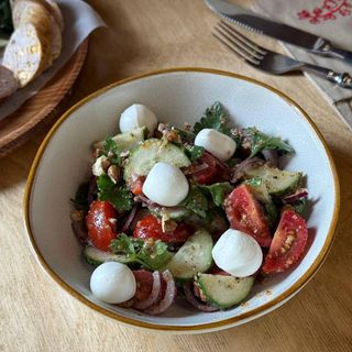 Овочевий з горіховою заправкою та сиром моцарелла