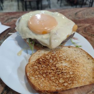 Hamburguesa De Pollo Con Huevo