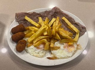Plato 5: Combinado Con 2 Huevos Y Croquetas