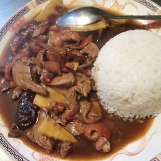 43. Ciotola di riso con anatra e funghi e bambù双冬鸭盖饭