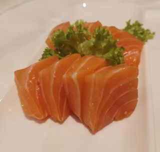 320.Sashimi salmone 8 pezzi