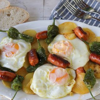 Sartén De Patatas Con Chistorra Y Huevo