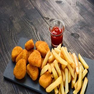 Nuggets de Frango e batata fritas