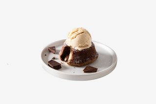 Lava cake cu inghetata si sos de capsuni