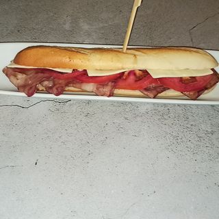 Baguette De Bacon, Queso, Tomate Y Ali-Oli