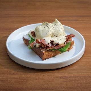 Бенедикт с бекон