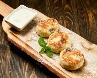 Сирники зі сметаною (180/50г)