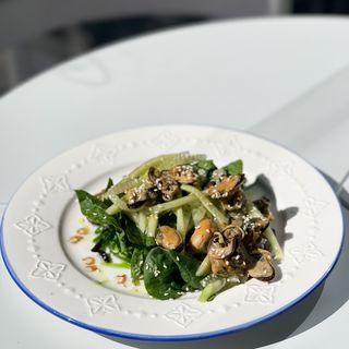 Салат з маринованим м'ясом мідій, зеленню  та чукою