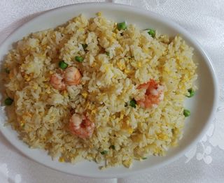 Arroz frito con gambas
