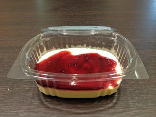 Crema catalana con sciroppo ai frutti di bosco