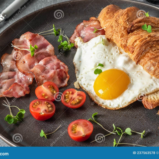 Croissant con Bacon y Huevos Fritos