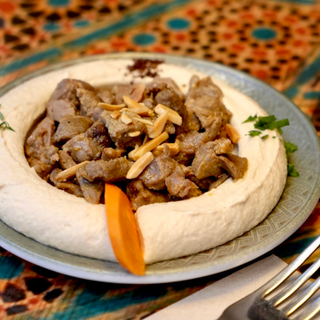 12. Hummus con carne