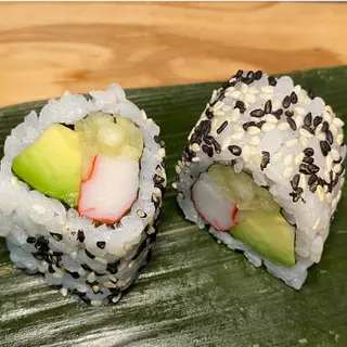 45. California roll vegetal surimi, pepino y aguacate (8 pzs.)