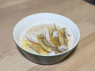 Вівсяна каша з карамелізованим бананом та кокосовими чіпсами