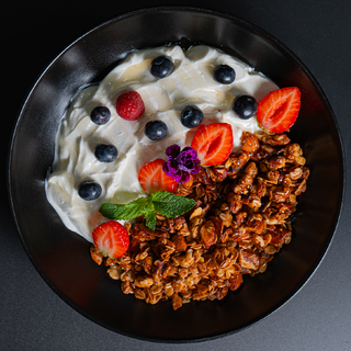 Bol cu Iaurt & Granola Facuta în Casa