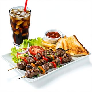 Bandeja con carne kebab + ensalada + patatas + pan + salsa + refresco