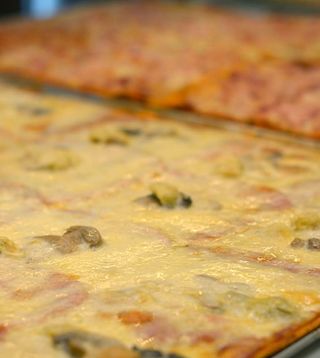 Pizza Jamón Con champiñon y Alcachofas corte