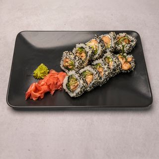 4. Uromaki łosoś pieczony, mango, szczypiorek, sezam 10szt