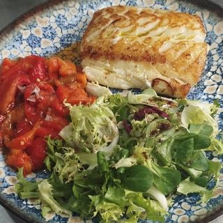 Bacalao a la plancha con ensalada y pimentada