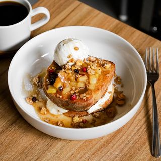 Френч тост з карамелізованим яблуком