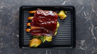 Свински ребра порода Дюрок глазирани с бърбън барбекю