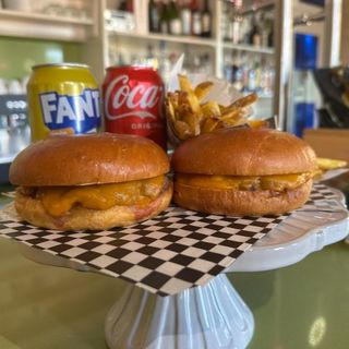 COMBO 2 CHESSEBURGER + FRIES + 2 REFRESCOS
