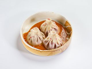 Сhinkali z wiśniami i kremowym serem